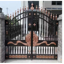 Projeto popular de portão de ferro forjado em casa com design moderno